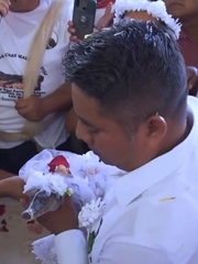 Thị trưởng Mexico 'kết hôn' với cá sấu
