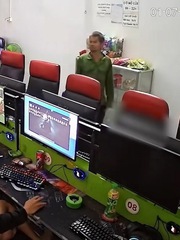 Đang chơi game thấy bố tìm, cậu bé có màn 'tốc biến' cực nhanh