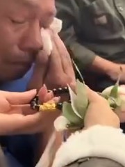 Bố bật khóc khi được con gái tặng quà bất ngờ