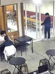 Chàng trai nở nụ cười chống quê khi đập mặt vào kính cường lực