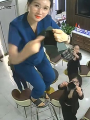 Giơ ví rỗng trước camera 'nhắc khéo' sếp tới ngày phát lương