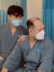 'Bựa trắng' trên đầu cậu nhỏ là gì?
