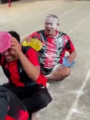 Cười sảng với trò chơi dùng đĩa chuyền bột mì