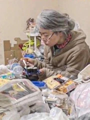 Hai mẹ con sở hữu tòa nhà ở Tokyo nhưng sống giữa đống rác