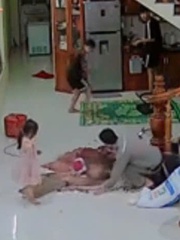 Thanh niên trượt chân làm vỡ cả chum rượu