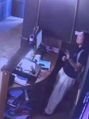 Cô gái giật mình thon thót vì vị 'thượng đế ruột' mở hàng quá sớm