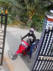 Cô chủ vui sướng khi tìm được chó cưng thất lạc hai ngày