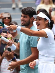 Raducanu - Alcaraz bị loại sớm và khoảnh khắc gượng gạo trên lưới tại US Open