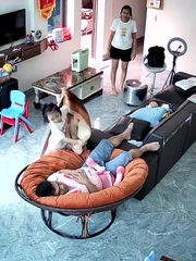 Mẹ đứng sững người khi chợt thấy con gái lấy chăn đắp cho bố ngủ