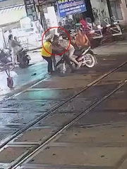Nhân viên gác tàu nhanh trí khi xe máy tông văng barie tàu hỏa