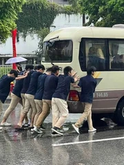 Ảnh vui 26-8: Xe đưa đi học hay đưa xe đi học?