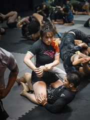 Vẻ ngoài bất ngờ của nữ võ sĩ MMA ẩn sau lớp 'áo ninja' đang hot