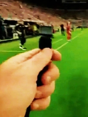 Camera trên người trọng tài khiến khán giả Ngoại hạng Anh 'hoa mắt chóng mặt'
