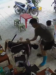 Cả quán hú hồn với thanh niên say thuốc lào