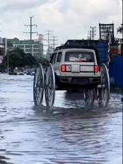 Ô tô lắp bánh xe ngựa chạy bon bon trên đường ngập