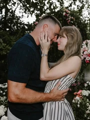 Taylor Swift đính hôn với cầu thủ cao gần 2m, mạng xã hội toàn cầu như 'nổ tung'