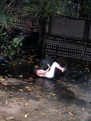 Cô gái 'ngã dập mông' khi hớt hải chạy ra cổng