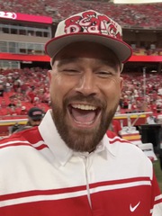 Cầu thủ Travis Kelce cười không ngớt sau thông báo đính hôn với Taylor Swift