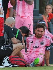 Bóng đá Mỹ nhốn nháo khi Lionel Messi phải rời sân ở phút 11