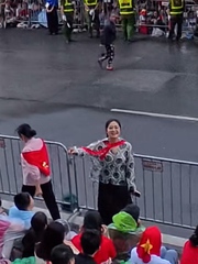 Người dân hát 'Như có Bác Hồ trong ngày vui đại thắng' khi chờ tổng duyệt diễu binh