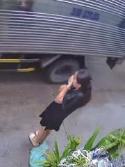Cô gái quê một cục vì nhận nhầm chồng