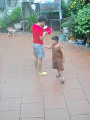 Thanh niên đứng hình khi bị chê mặc quần hoa