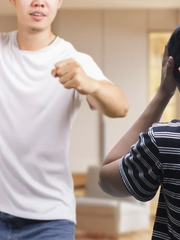 Bị con đánh, ông bố phát hiện cả hai đứa đều không phải con ruột