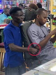 Đạo chích nhanh trí trả lại tiền khi thấy cameraman bắt quả tang