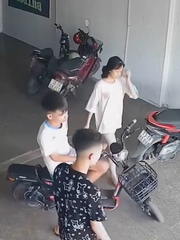 Thấy gái xinh, hai thanh niên liền thể hiện mà chiếc xe không cho phép