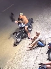 Thanh niên ngồi xe máy buôn chuyện, tự nhiên 'ăn 3 mũi 900.000 đồng'
