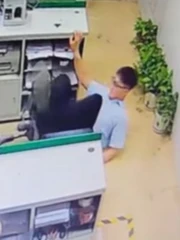Thanh niên ngã ngửa khi đang vươn vai