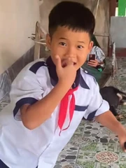 'Cảm động' bé trai mỗi ngày đạp xe 300cm đến trường