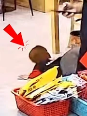 Nam nhân viên 'hướng nội' sau cú ngã giữa quán