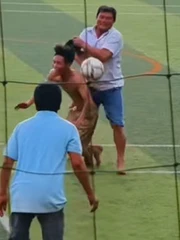 Cười sảng với trận bóng siêu vụng về của các ông chú