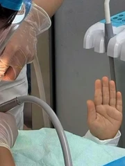 Ảnh vui 18-9: Bác sĩ bảo 'đau thì giơ tay lên'