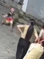 Thót tim khoảnh khắc bé trai nhanh trí chạy vào nhà gọi người lớn cứu em