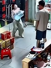 Giận chồng, vợ tự bê bình nước cho 'bõ tức'