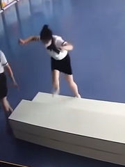Nữ nhân viên 'vồ ếch' vì đi bộ không tập trung nhìn đường