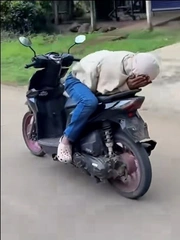 Thanh niên lao vào bụi cây vì chạy xe máy kiểu 'ngược đời'