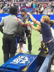 Jannik Sinner suýt bị khán giả trộm đồ ngay trên sân đấu tại US Open