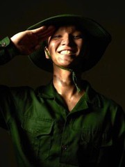 Một nam ca sĩ viết đơn tự nguyện xin nhập ngũ sau khi 'tháo mặt nạ'