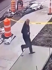 Bực bội bản thân vì liên tục bước vào đường bê tông vừa đổ