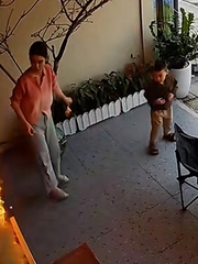 Quán vắng khách, nữ nhân viên đốt vía suýt hóa vàng luôn cả tiệm