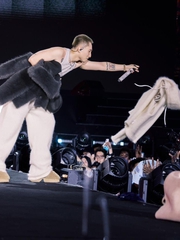 Cứ đi diễn là tặng đồ hàng trăm triệu, chiêu 'nuôi fan' của Sơn Tùng M-TP?