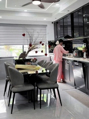 Cô chủ chán không buồn nói khi mèo cưng làm đổ bình hoa