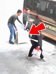 Chủ shop ngơ ngác khi lơ xe bê luôn bảng hiệu của quán lên xe vì tưởng nhầm là hành lý của khách