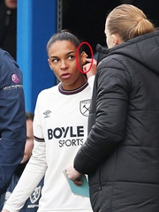 Nữ tuyển thủ Pháp không thể ra mắt CLB West Ham chỉ vì chiếc khuyên tai