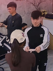 Chàng trai ngượng ngùng, xấu hổ khi gặp người thương