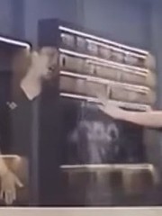 Thanh niên u đầu vì cửa kính cường lực quá sạch