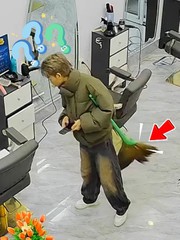 Thanh niên não cá vàng tìm cây chổi kẹp trên nách